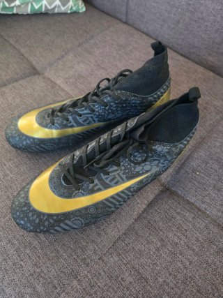 Zapatillas Nike Futbol Negras y Doradas