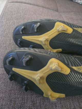 Zapatillas Nike Futbol Negras y Doradas