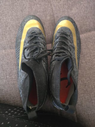 Zapatillas Nike Futbol Negras y Doradas