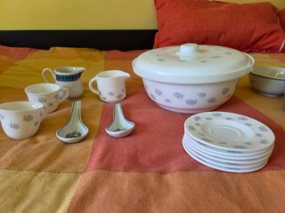 Vajilla variada de porcelana azul y blanca