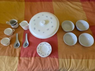 Vajilla variada de porcelana azul y blanca