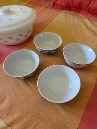 Vajilla variada de porcelana azul y blanca