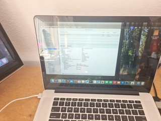 Apple MacBook Pro 15 2.5 GHz i7 AMD Radeon R9 M370
