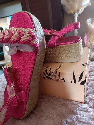 Sandalias cuña rosa y beige