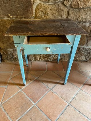Mesa auxiliar vintage de madera decapada en azul