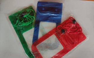 Bolsito impermeable para playa rojo . Leer anuncio
