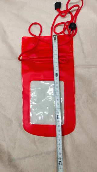Bolsito impermeable para playa rojo . Leer anuncio