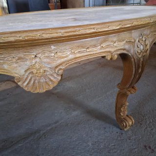Mesa de centro ovalada de madera y mármol