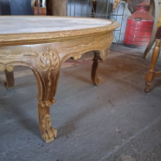 Mesa de centro ovalada de madera y mármol