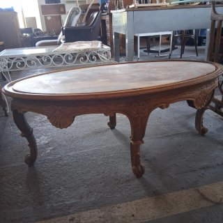 Mesa de centro ovalada de madera y mármol