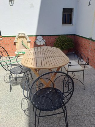 Mesa de madera y 4 sillas de metal