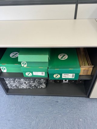 Mueble de oficina gris y verde Puede haber mas