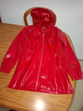 Chaqueta Roja Brillante con Capucha