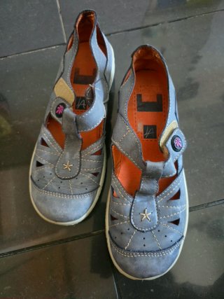 Zapatos azules y naranjas