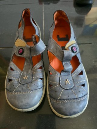 Zapatos azules y naranjas