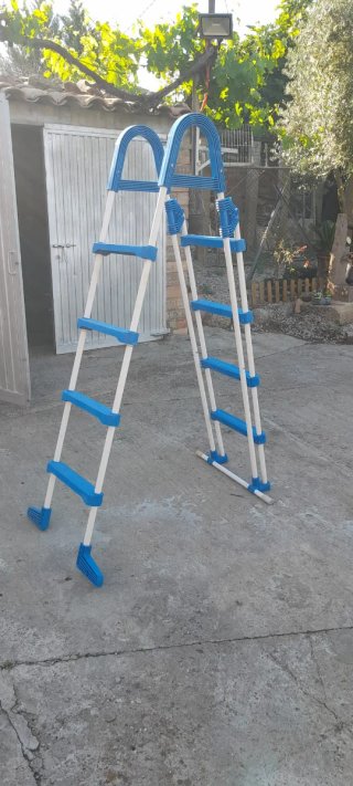 Escalera Piscina Jardín Azul y gris,nueva