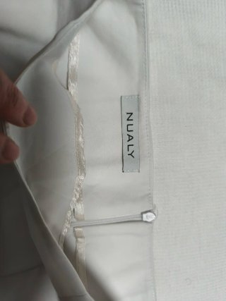 Falda Nualy blanca elástica fresca