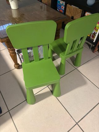 Sillas infantiles verdes IKEA (2 unidades)