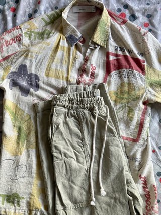 Camisa Bershka multicolor y pantalón beige