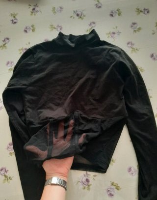 Top negro cuello alto con transparencias