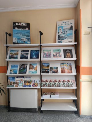 Estantería de pared, de madera en blanca