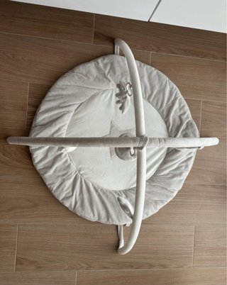 Alfombra de juegos para bebé con arco
