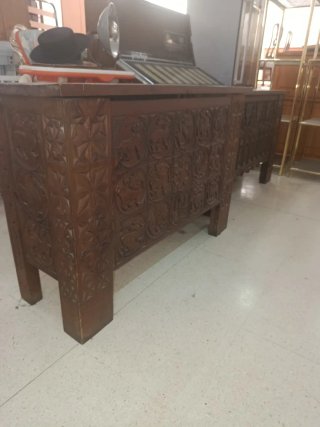 Arcón de madera tallado a mano