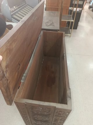 Arcón de madera tallado a mano