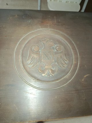 Arcón de madera tallado a mano