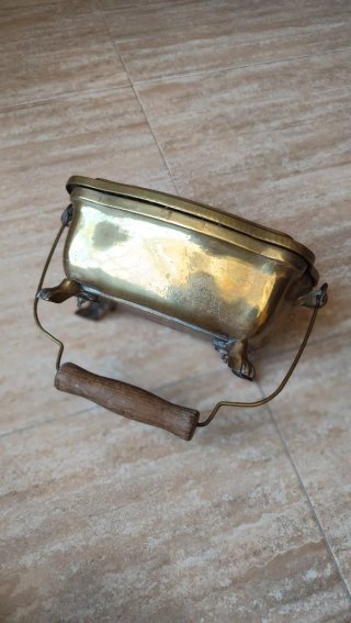Brasero antiguo de latón con asa