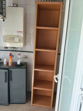 Mueble de madera con puertas de cristal