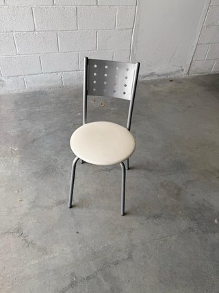 4 sillas metalicas gris y blancas