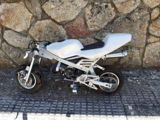 Minimoto de circuito plateada y blanca