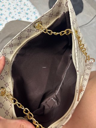 Bolso beige con estampado y charm de ciervo