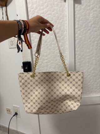 Bolso beige con estampado y charm de ciervo