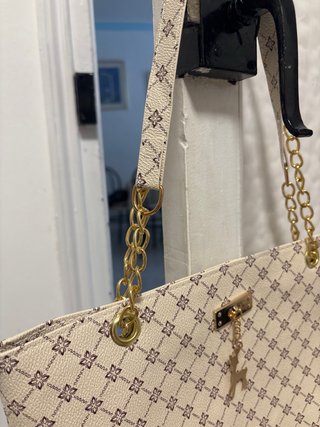 Bolso beige con estampado y charm de ciervo