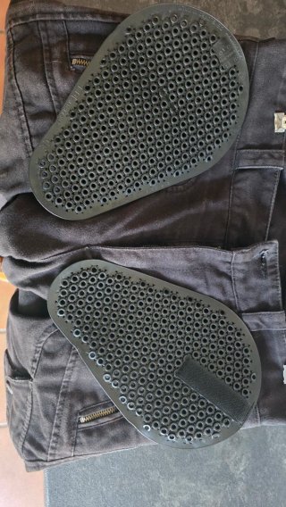 Pantalones de moto negros con protecciones