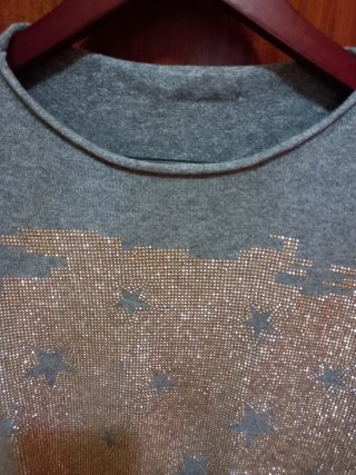 Jersey gris con estrellas doradas