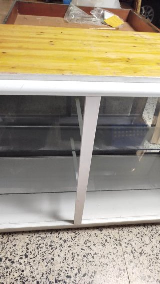 Vitrina mostrador baja cristal y madera