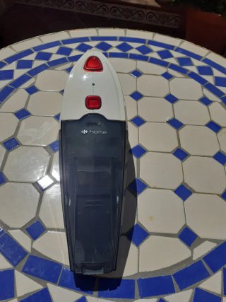 Aspirador de mano blanco y gris