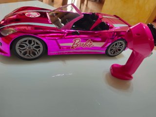 Coche teledirigido Barbie rosa