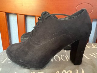 Botines negros con cordones