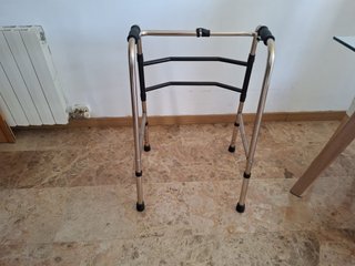 Andador para persona con problemas de movilidad