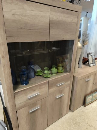 Vitrina de madera y cristal