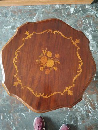 Mesita auxiliar de madera con incrustaciones