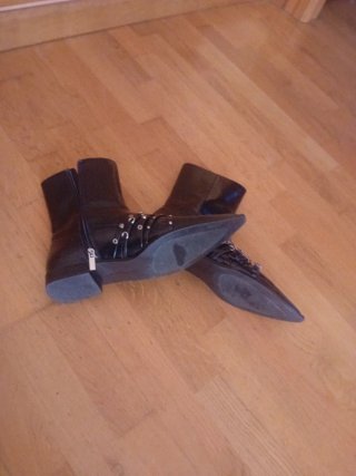 Botines charol negros tachuelas