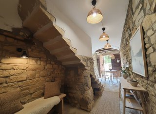 Casa de piedra con jardín de 90 m2