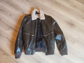 Chaqueta de cuero negra Chaqueta roja