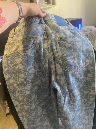 Pantalones vaqueros con estampado de corazones