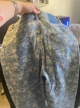Pantalones vaqueros con estampado de corazones